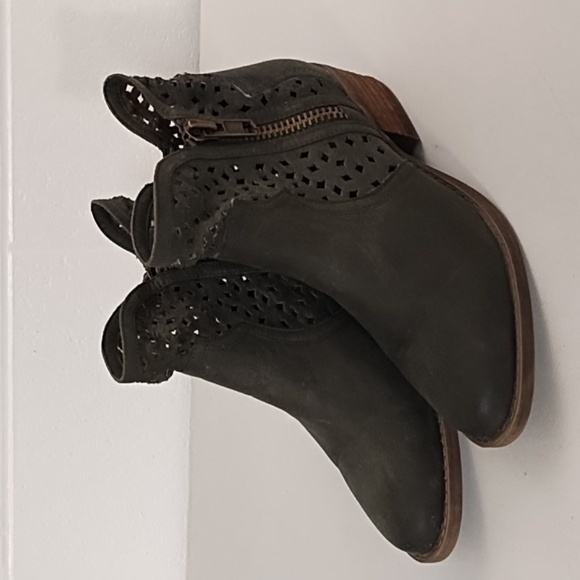 Not Rated Olive Ankle Bootie Cut-Outs Side Zipper Detailing EUC Size 7.5 - Picture 13 of 13